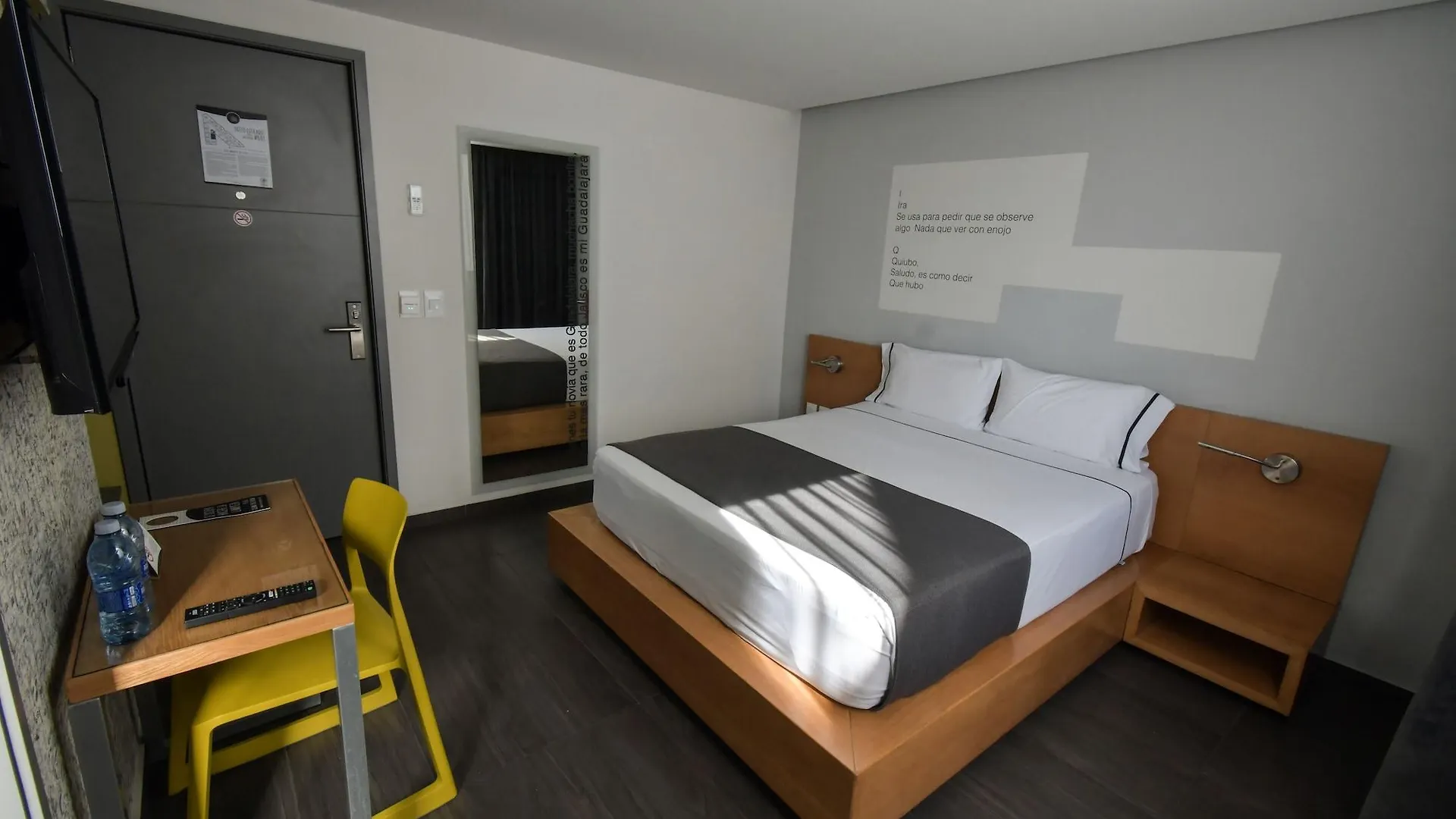 Hotel Perla Central contacts